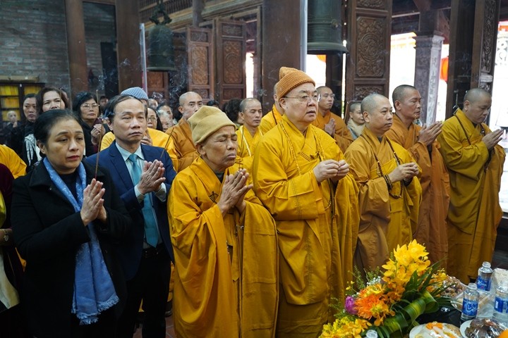Niêm hương cầu nguyện tại chùa Bà Đá