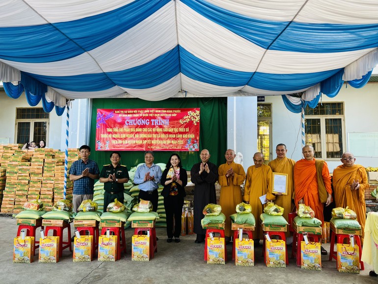 Ban Trị sự Phật giáo tỉnh Bình Phước trao tặng 1.000 phần quà Tết đến đồng bào khó khăn