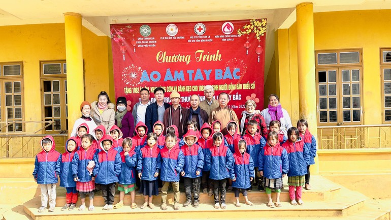 Đoàn từ thiện chùa Thanh Lâm, Thanh Nghiêm, Pháp Huyền trao quà cho học sinh