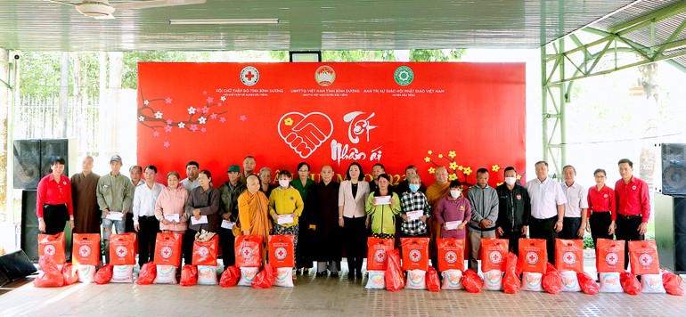 Ban Trị sự GHPGVN huyện Dầu Tiếng phối hợp với Ủy ban MTTQVN và Hội chữ Thập đỏ huyện đã tổ chức trao quà Tết
