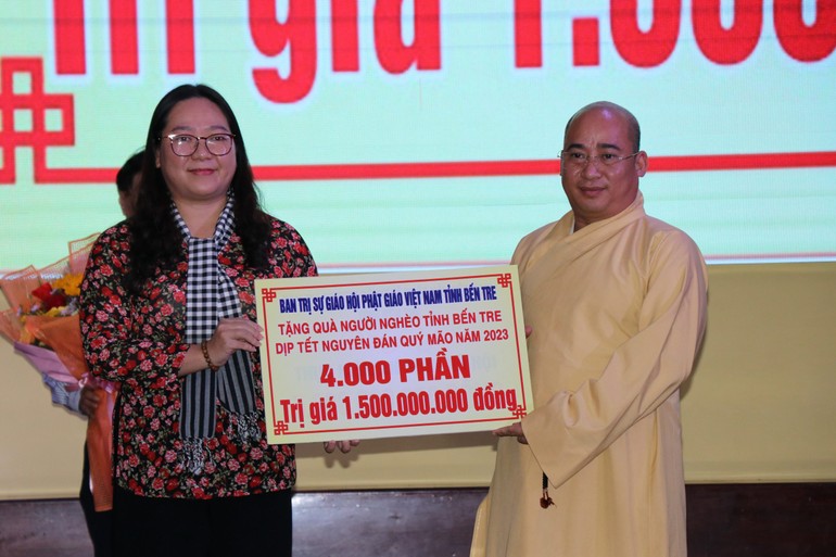 Đại đức Thích Trí Thuận trao bảng tặng 4.000 phần quà đến đại diện Ủy ban MTTQVN tỉnh