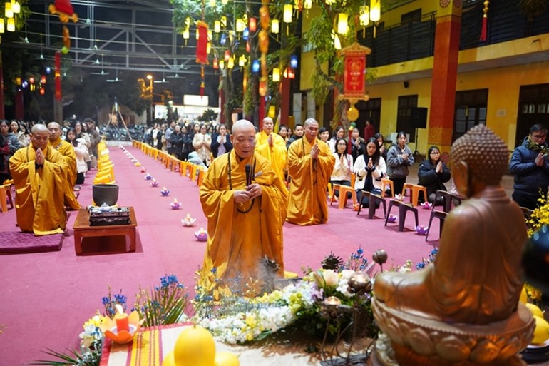 [Ảnh] Khoảnh khắc đón năm mới 2023 ở chùa Bằng - Thủ đô Hà Nội