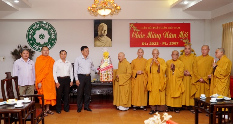 Ông Nguyễn Duy Tân tặng quà chúc Tết chư tôn đức Hội đồng Trị sự, Văn phòng II Trung ương Giáo hội
