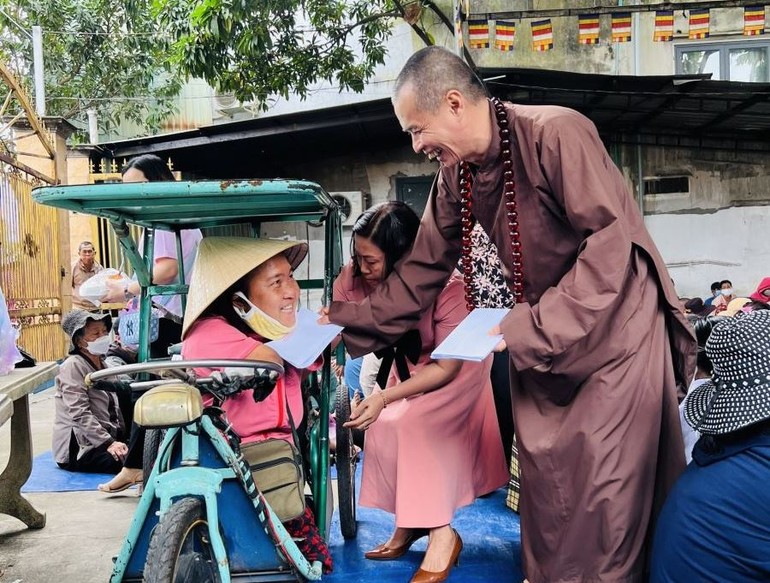 Thượng tọa Thích Minh Trí, trụ trì chùa Phúc Lâm trao quà đến người khuyết tật