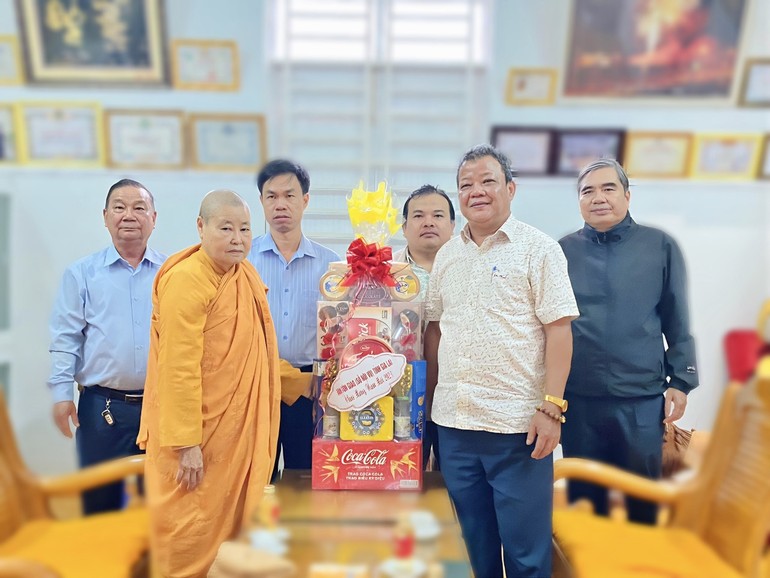 Ông Hồ Hải Tần, Phó Giám đốc Sở Nội vụ, Trưởng ban Tôn giáo tỉnh tặng quà Tết đến Ni trưởng Thích nữ Hiệp Liên