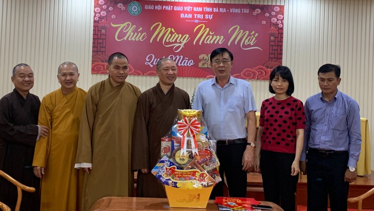 Ông Huỳnh Văn Danh thăm và chúc Tết cổ truyền đến chư tôn đức Ban Trị sự GHPGVN tỉnh 