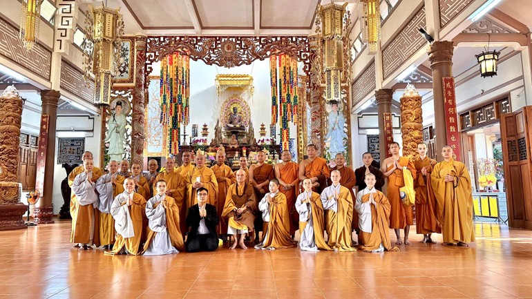 Chụp ảnh lưu niệm tại chùa Long Sơn