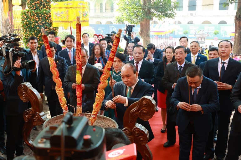 Chủ tịch nước Nguyễn Xuân Phúc dâng hương tại Điện Kính Thiên trong di tích Hoành thành Thăng Long