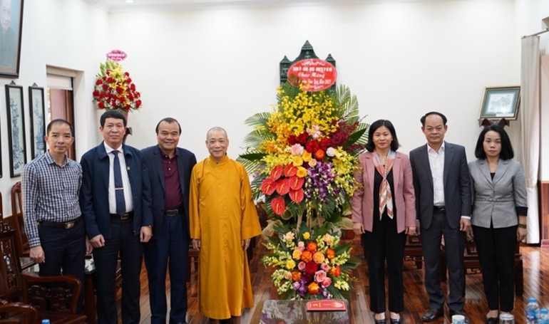 Phó Bí thư Thường trực Thành ủy TP.Hà Nội Nguyễn Thị Tuyến tặng hoa chúc Tết cổ truyền đến Hòa thượng Thích Bảo Nghiêm