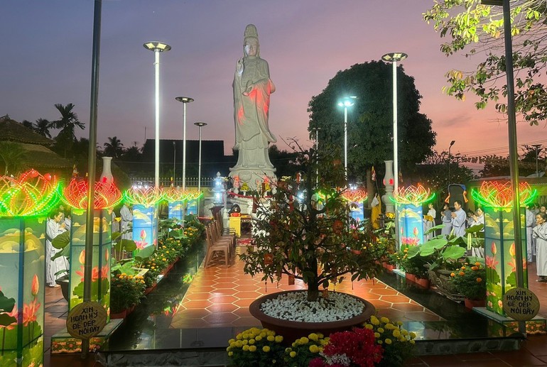 Tôn tượng Đức Quán Thế Âm lộ thiên trong khuôn viên chùa Bảo Tâm