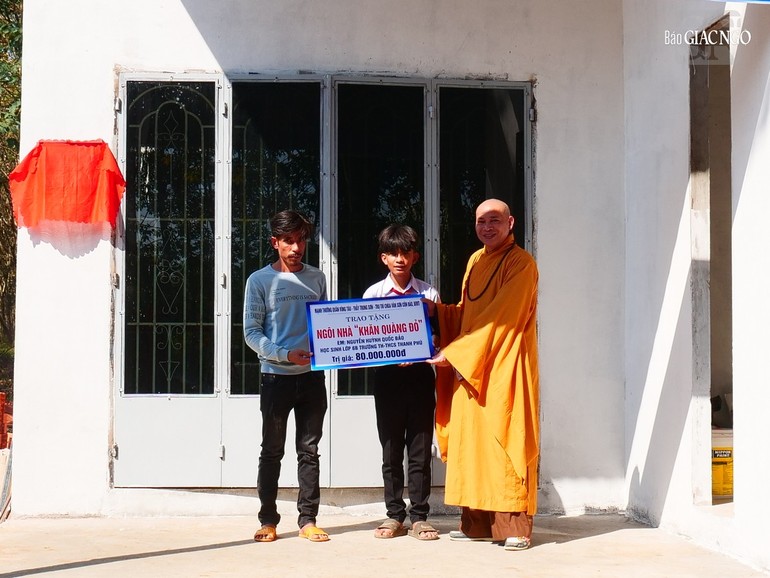 Thượng tọa Thích Trung Sơn trao bảng công trình Nhà Khăn quàng đỏ cho em Nguyễn Huỳnh Quốc Bảo