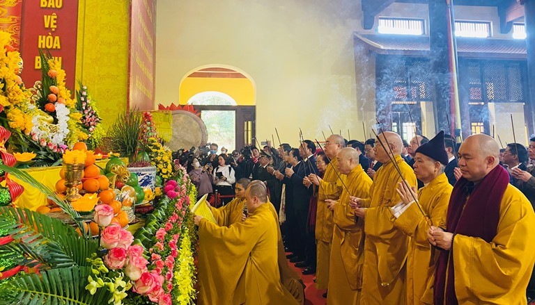 Niêm hương tại lễ khai hội Xuân Yên Tử