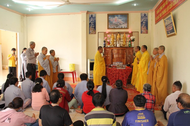 Chư tôn đức tổ chức cầu an, thuyết pháp đến thành viên Hội người mù tỉnh Đắk Nông