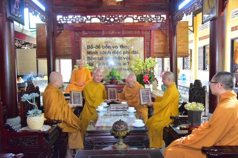 Đoàn Viện Nghiên cứu Phật học VN và Học viện Phật giáo VN tại TP.HCM đã đến thăm, cúng dường Đại tạng kinh Phật giáo VN 