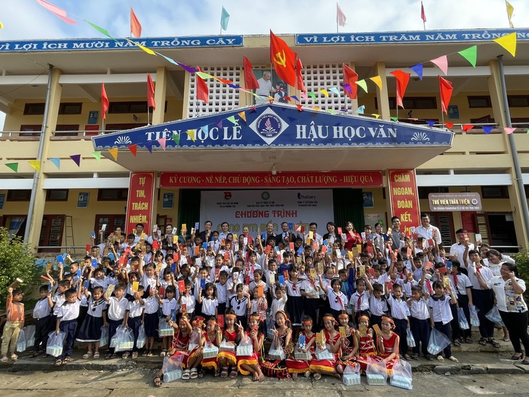 Ban Từ thiện xã hội GHPGVN tỉnh Thừa Thiên Huế phối hợp với các đơn vị trao quà, học bổng cho học sinh