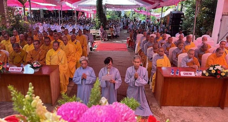 Phật tử phát nguyện hộ trì Tam bảo