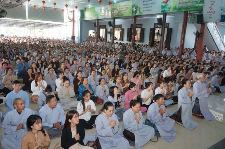 Phật tử tham gia khóa tu "Một ngày an lạc" tại chùa Bà Đa