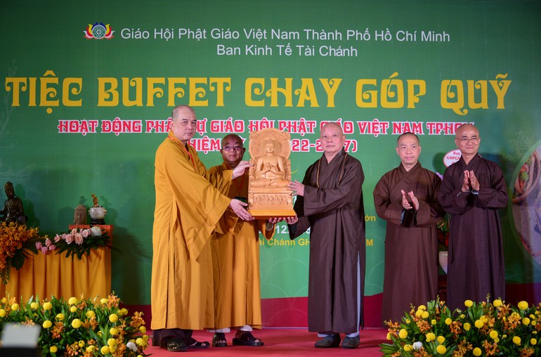 Hòa thượng Thích Lệ Trang tặng tôn tượng Đức Bổn Sư đến Ban Tổ chức