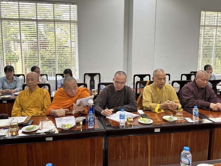 Chư tôn đức Ban Thường trực Ban Trị sự Phật giáo tỉnh tham dự họp
