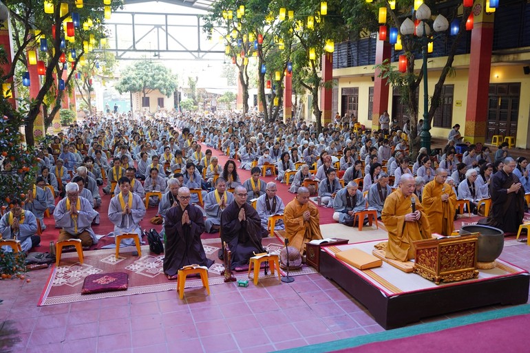 Phật tử đạo tràng Pháp Hoa đã vân tập về chùa Bằng tham gia khóa tu Bát quan trai