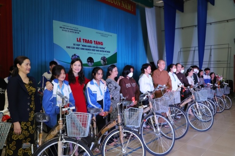 Chương trình "Nâng bước em đến trường" trao 40 xe đạp cho học sinh
