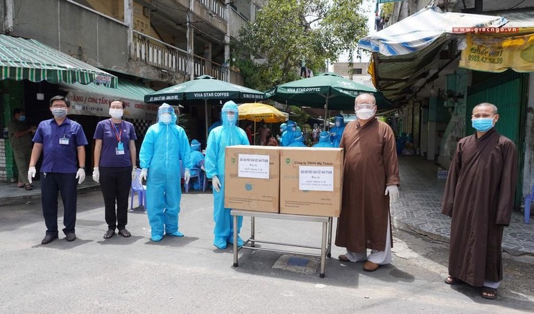 Chư tôn đức Phật giáo TP.HCM tặng khẩu trang đến người dân khu cách ly y tế chung cư Ấn Quang, phường 9, quận 10