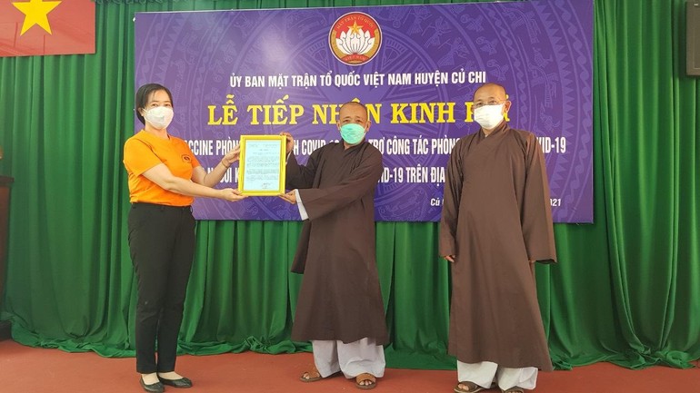 Phật giáo huyện Củ Chi nhận thư cảm ơn của Ủy ban MTTQVN huyện Củ Chi - Ảnh: TT
