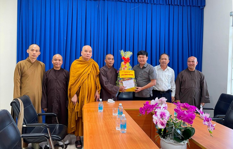  Ban Trị sự GHPGVN huyện Cam Lâm chúc Tết các cơ quan lãnh đạo tại địa phương - Ảnh: ĐN