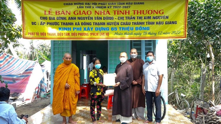 Bàn giao nhà tình thương đến gia đình anh Nguyễn Văn Dung, chị Trần Thị Kim Nguyên sáng 20-3