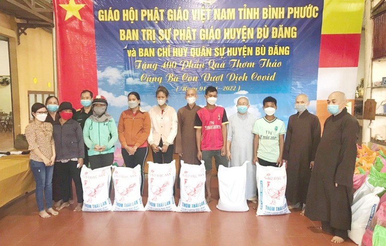 Phật giáo huyện Bù Đăng kết hợp với Ban chỉ huy quân sự huyện tặng quà đến người dân khó khăn - Ảnh: PGHBĐ