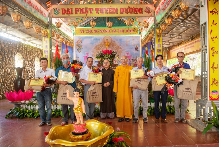 Chư tôn đức Phật giáo huyện trao tán dương công đức đến các thành viên Ban Trị sự nhiệm kỳ 2016-2021 với những đóng góp trong các công tác Phật sự nhiệm kỳ - Ảnh: Ninh Tôn
