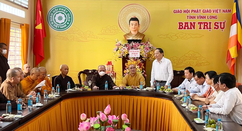 Ông Nguyễn Thành Thế, Phó Bí thư Thường trực Tỉnh ủy Vĩnh Long chúc mừng Phật đản đến Ban Trị sự GHPGVN tỉnh Vĩnh Long