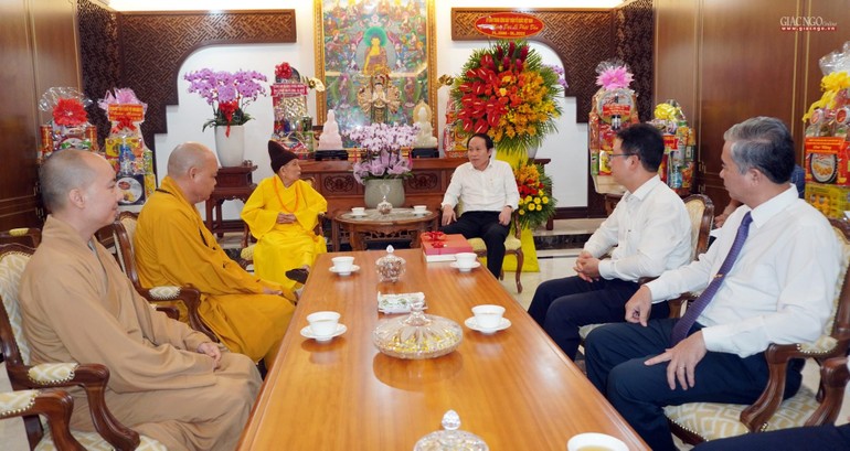 Đoàn Ủy ban Trung ương MTTQVN thăm chúc mừng Phật đản đến Trưởng lão Hòa thượng Thích Đức Nghiệp tại chùa Vĩnh Nghiêm