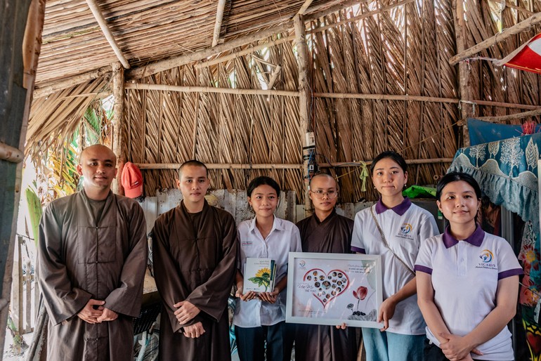 Tổ chức Vicaris và chư Tăng tu viện Khánh An (quận 12) trao tặng suất học bổng đến các học sinh