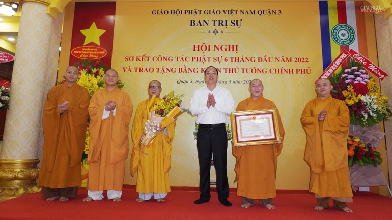 Ông Nguyễn Hồ Hải, Phó Bí thư Thành ủy TP.HCM trao tặng bằng khen của Thủ tướng Chính Phủ đến Ban Trị sự GHPGVN quận 3 
