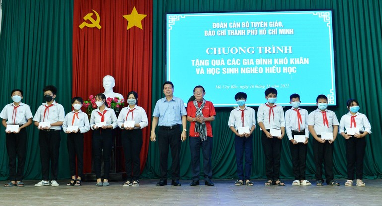 Ông Nguyễn Tấn Phong, Chủ tịch Hội nhà báo TP.HCM trao học bổng đến các em học sinh