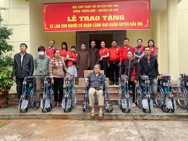Đoàn trao tặng xe lăn đến người có hoàn cảnh khó khăn tại Đắk Mil