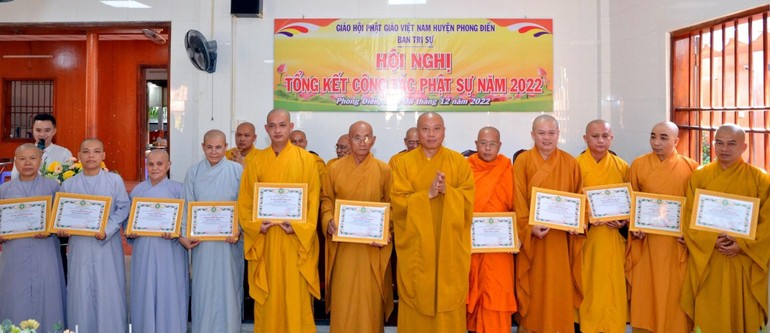Trao Bằng công đức đến chư Tăng Ni ghi nhận những đóng góp trong công tác Phật sự năm 2022