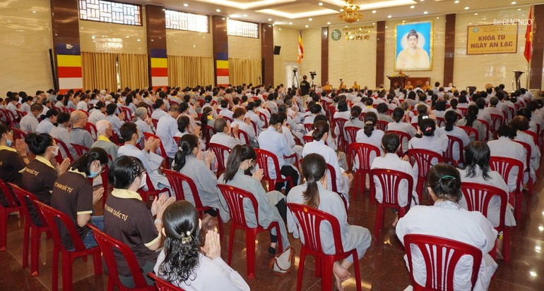 Gần 400 Phật tử về dự khóa tu Ngày an lạc tại Việt Nam Quốc Tự