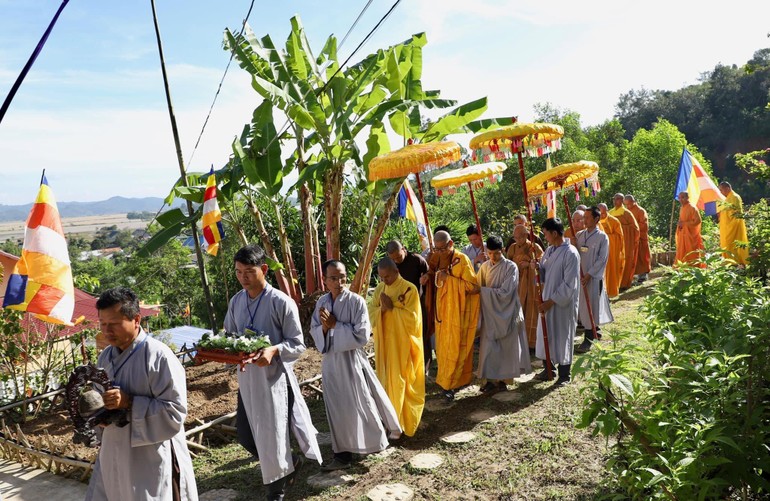 Cung đón chư tôn giáo phẩm chứng minh lễ đúc đại hồng chung tại niệm Phật đường Mê Linh