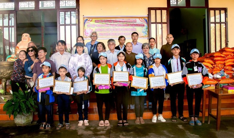 Nhóm thiện nguyện Hương Sen Từ Bi và Hữu Tâm (TP.Biên Hòa) trao học bổng đến các em nhỏ xã Đắk Drô