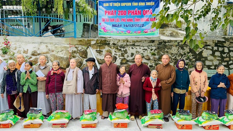 Ban Từ thiện - Xã hội Phật giáo tỉnh Bình Thuận tặng quà đến bà con tại Quảng Nam