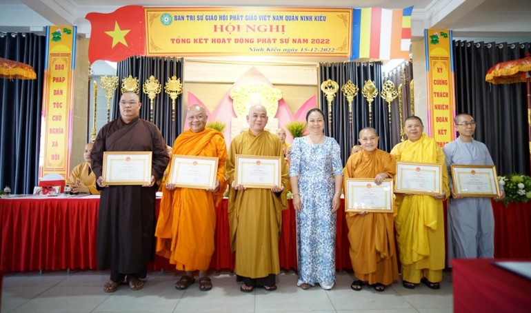 Lãnh đạo UBND quận Ninh Kiều, TP.Cần Thơ trao bằng khen đến chư Tăng Ni đã có những đóng góp trong các công tác an sinh xã hội năm 2022