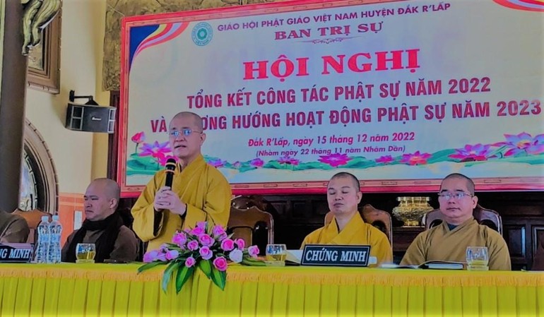Thượng tọa Thích Quảng Hiền, Trưởng ban Trị sự GHPGVN tỉnh Đắk Nông phát biểu ghi nhận những đóng góp của Phật giáo huyện Đắk R'Lấp trong năm 2022