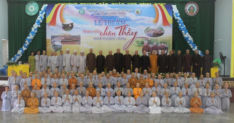 Tăng Ni sinh khóa VIII Trường Trung cấp Phật học Bình Định tri ân đến chư tôn đức Ban Giám hiệu, giáo thọ sư