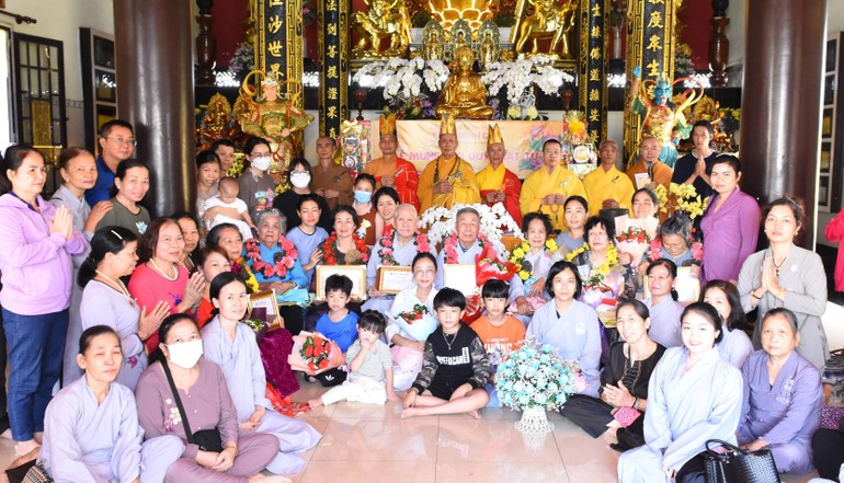 Đạo tràng chùa Minh Giác (TP.Thủ Đức) chúc thọ đến Phật tử cao niên 