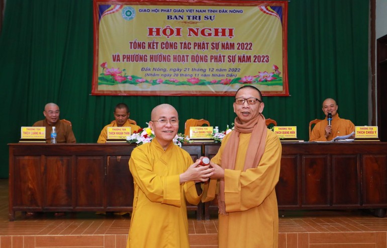 Thượng tọa Thích Quảng Tuấn trao con dấu đến Ban Tăng sự GHPGVN tỉnh tại hội nghị tổng kết Phật sự năm 2022
