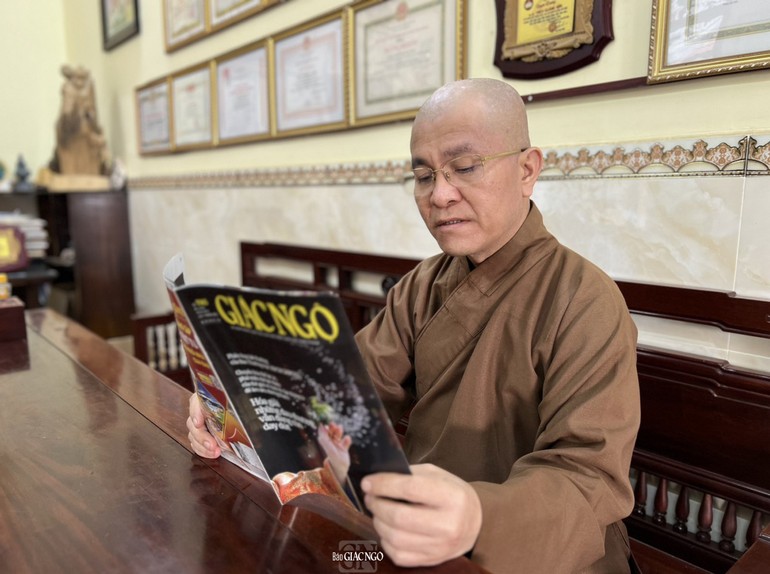 Thượng tọa Thích Quảng Hiền, Trưởng ban Trị sự GHPGVN tỉnh Đắk Nông bắt đầu đọc Báo Giác Ngộ khi còn là một chú điệu ở chùa - Ảnh: NVCC