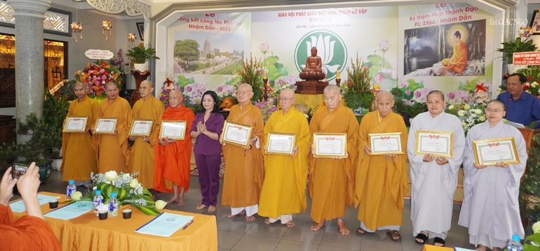 Tăng Ni Phật giáo quận Gò Vấp nhận Giấy khen của Ủy ban MTTQVN