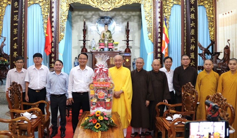 Đại diện lãnh đạo tỉnh Bình Thuận thăm, chúc mừng năm mới đến chư tôn đức Tăng Ni Phật giáo tỉnh Bình Thuận